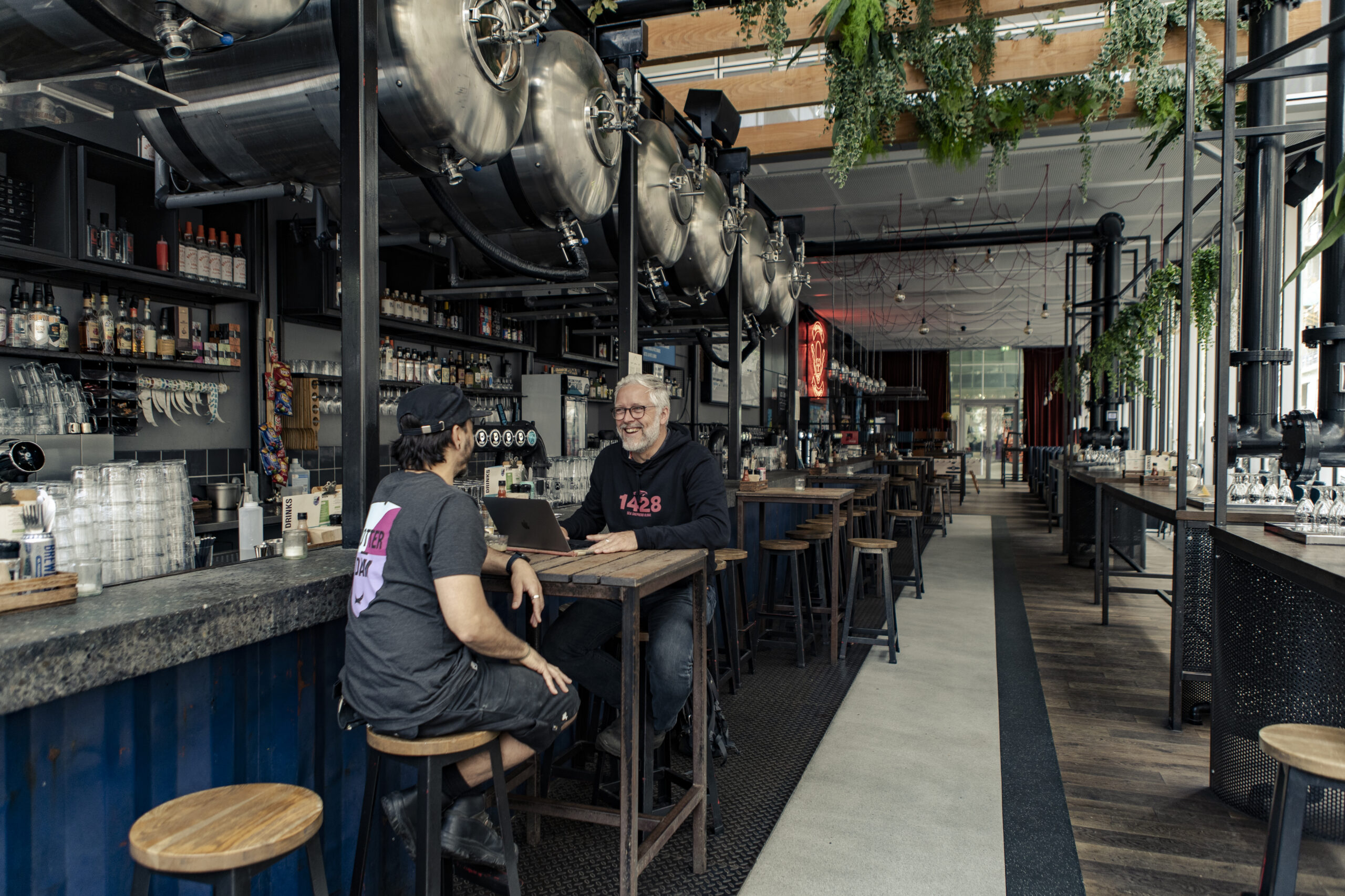 Sander Grip interviewt brouwer Arvin Geerman van Brewdog Outpost in het nog lege brouwcafé.